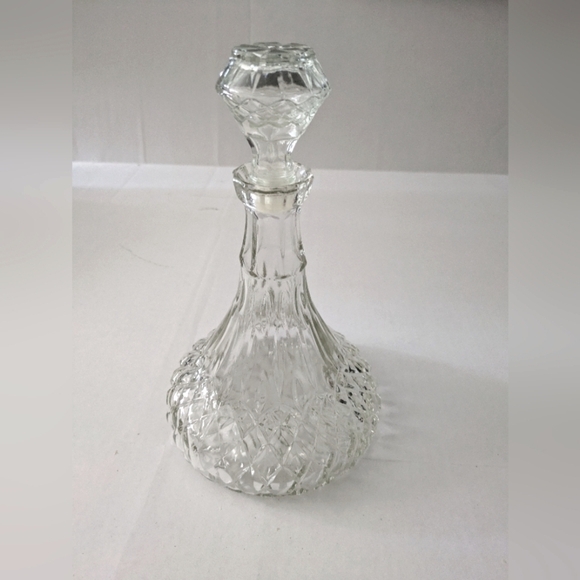 Vintage GLASS WINE DECANTER CRYSTAL PRESSED GLASS WINE DECANTER w/rubber stopper - Picture 1 of 7